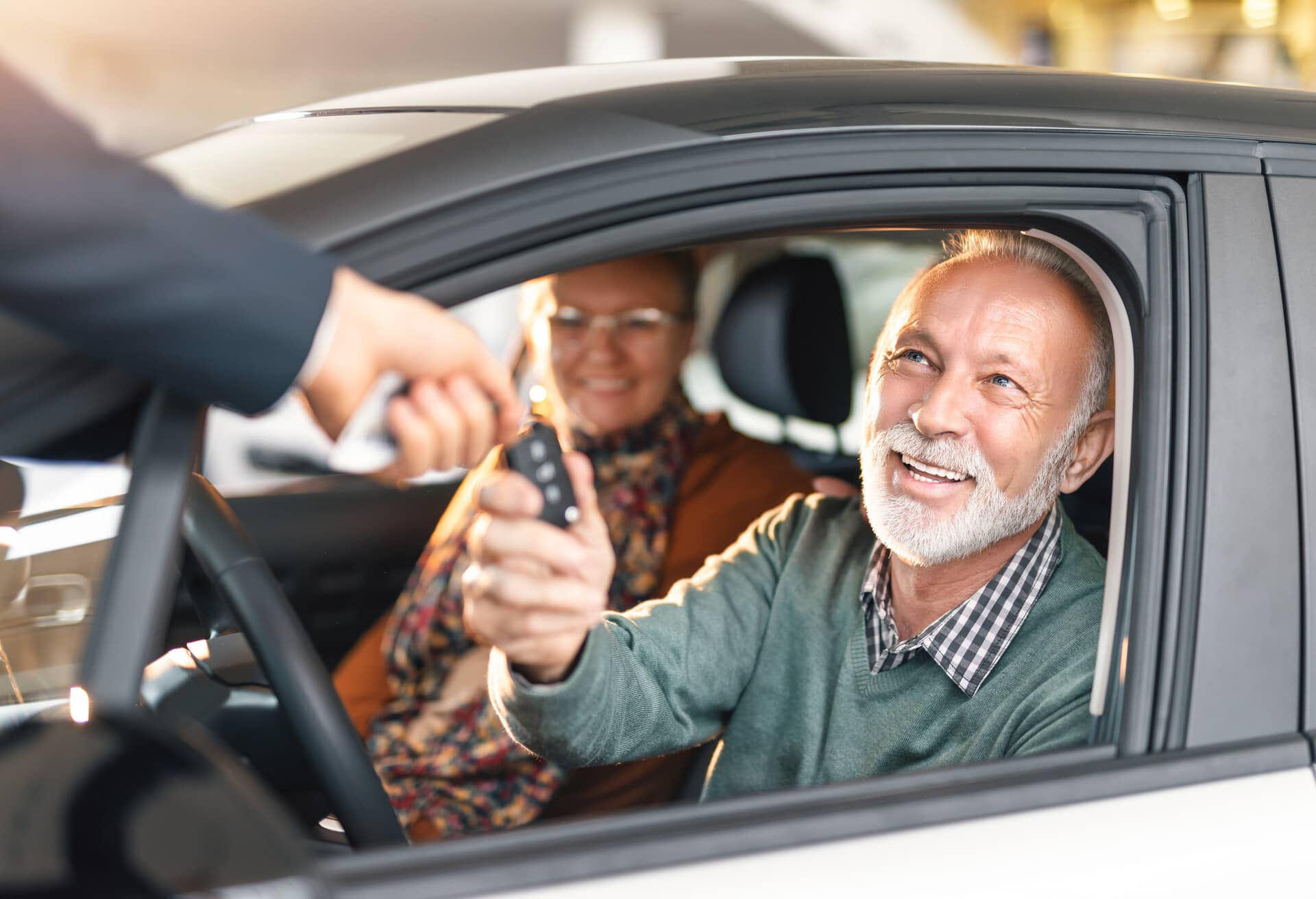 Vanhempi pariskunta, joka ajaa vuokra-autoa