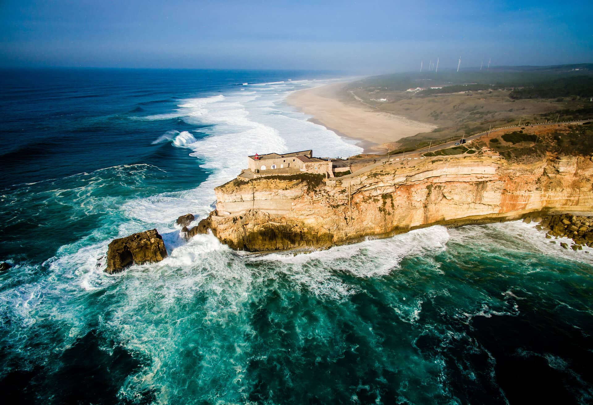 Näkymä kalliolta valtamerelle Portugalissa.