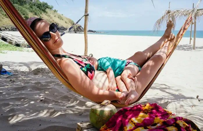 Vauvan kanssa ulkomailla palmun alla Thaimaassa