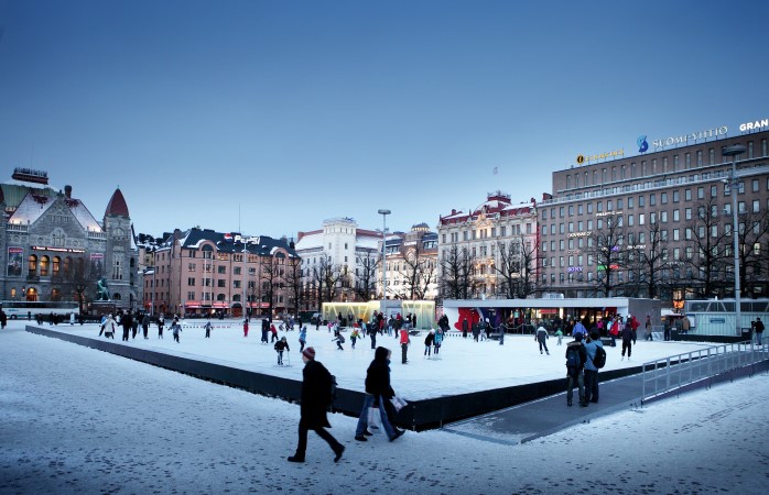 Helsingin Rautatientorin jääpuisto tarjoaa mielekästä tekemistä lapsille hiihtolomalla