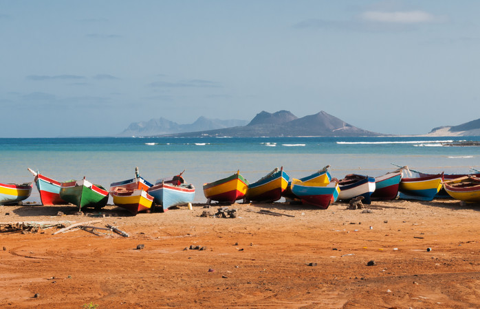 Kalastusveneitä São Vicenten pääkaupungin Mindelon rannalla Kap Verdellä