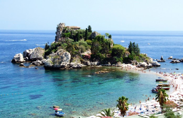 Anna Välimeren aaltojen helliä pääsiäislomalla Sisilian Taorminassa