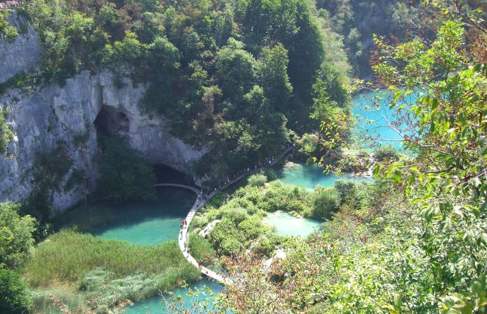 Plitvicen kansallispuisto on mykistävän upea luontokohde pääsiäislomalle