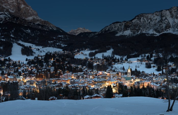 Alppien sylissä lepäävä Cortina d'Ampezzon kylä on mainio paikka viettää pääsiäislomaa laskettelun merkeissä