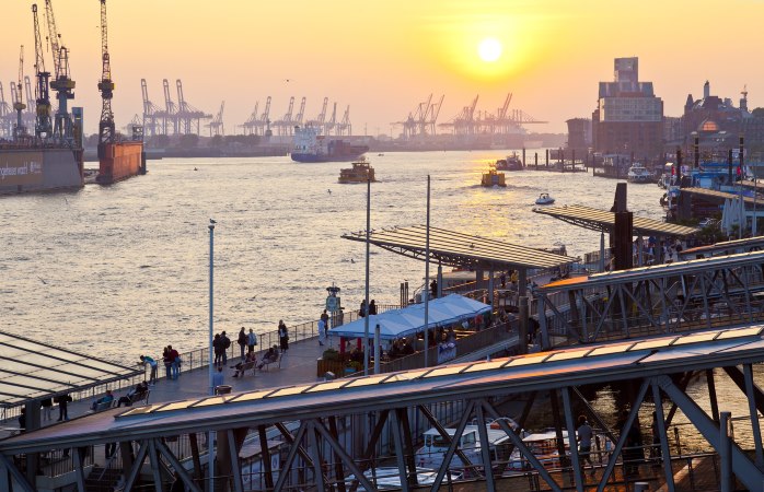 Landungsbrückenin satama-alue Hampurissa on tutustumisen arvoinen kohde jos vietät viikonloppulomaa Euroopassa