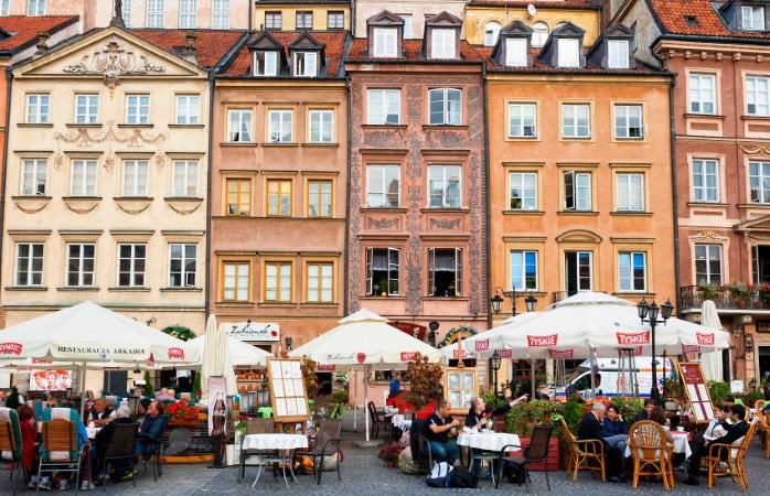 Kaupunkilomalla Varsovassa et voi olla ohittamatta kaunista vanhankaupunginaukiota ravintoloineen