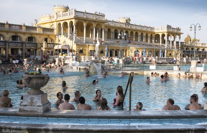 Budapestiläisen Széchenyin kylpylän vesi pulppuaa läheisistä kuumista lähteistä
