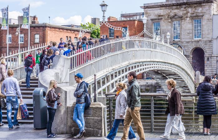 Kaupunkilomalla Dublinissa tulet todennäköisesti kävelemään Ha'Penny-siltaa pitkin
