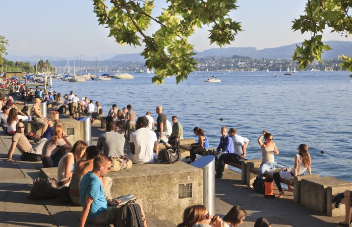 Syö lounasta ja haistele järvi-ilmaa Zürichin Bellevueplatzilla paikallisten tapaan
