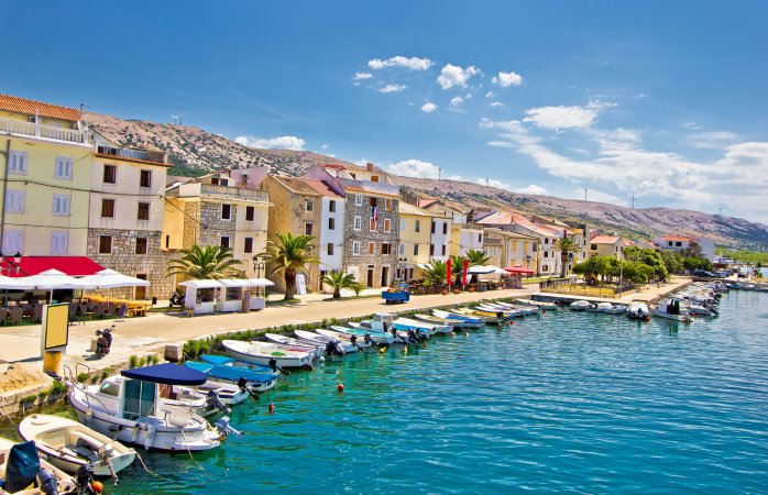 Pagin kaupungin värikäs rantakatu kohtaa kirkkaan veden Pagin saarella Kroatiassa