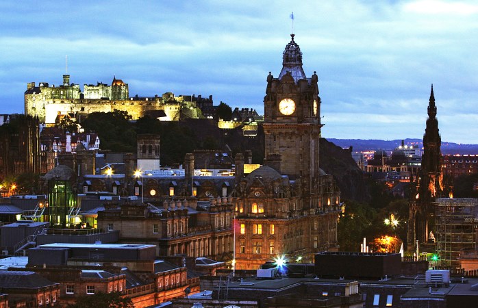 Edinburghin linna komeilee kaupungin silhuetin kruununa