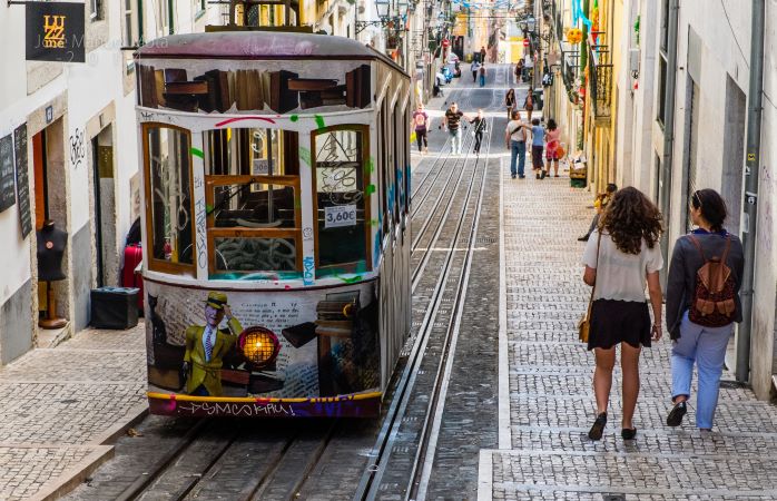 Lissabon ikonisine raitiovaunuineen on erinomainen lomakohde Portugalissa