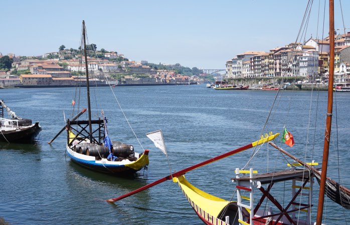 Viinitynnyreillä lastattuja veneitä Gaiassa, Portossa, Portugalissa