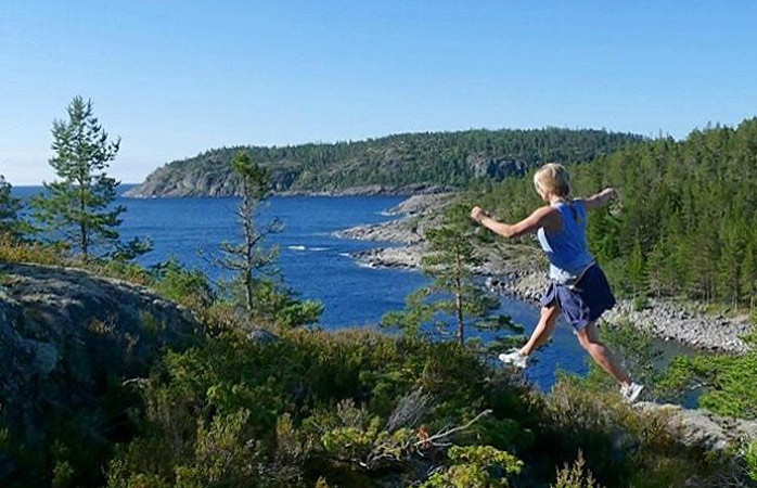 Trysunda sopii kävelyretkille aurinkoisella säällä.