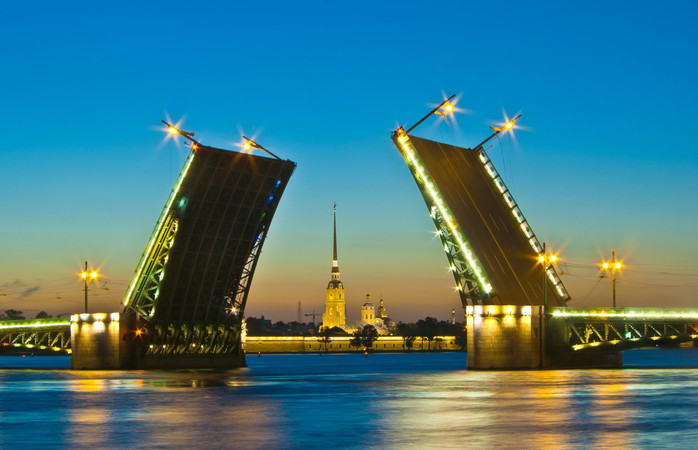 Neva-joen ylittävät sillat avataan öisin isolle laivaliikenteelle Pietarissa