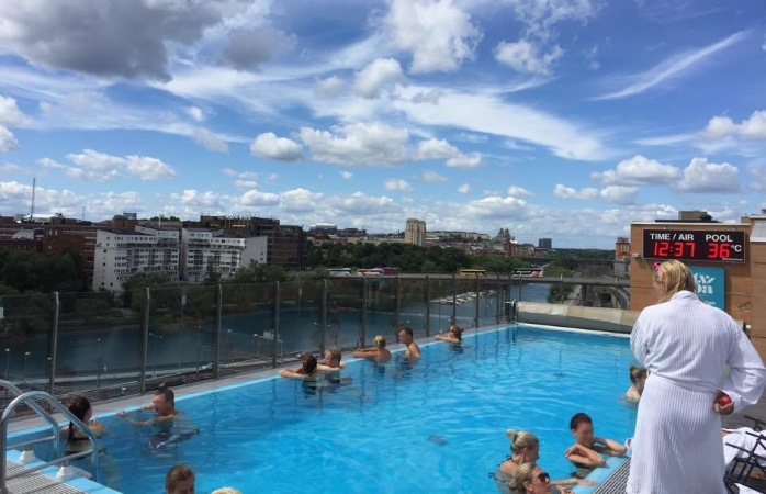 Selma city spa on kylpylä Tukholmassa, missä voit antaa tuulen puhaltaa hiuksiin ja siemaile juomaa lämmitetyssä altaassa kaupungin katolla