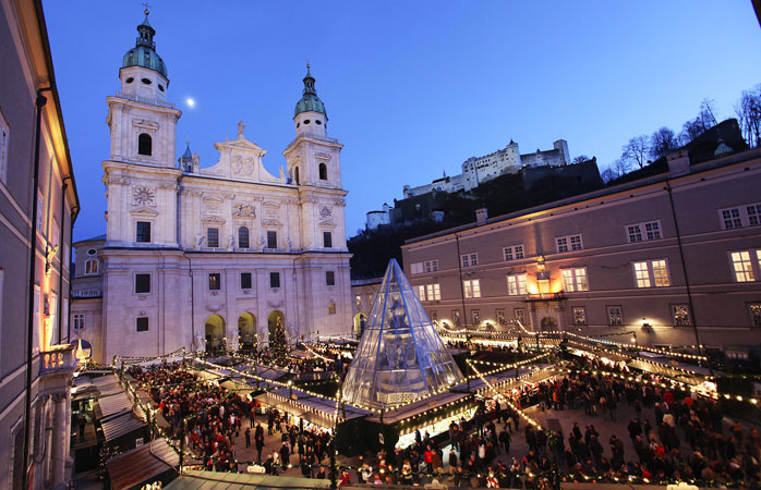 Salzburgin Christkindlmarkt järjestetään maalauksellisella Residenzplatzilla