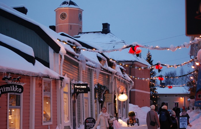 Porvoon suloiset kadut ja joulumyyjäiset huokuvat lämpöä ja tunnelmaa joulunaikaan