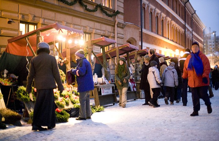 Vanhan Suurtorin Joulumarkkinat Turussa pukevat raatihuoneentorin kauniiseen jouluasuun 