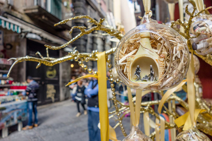 Miniatyyrihahmoja seimiasetelmassa Napolin joulumarkkinoilla