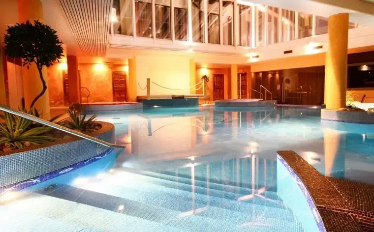 Viron kylpylät tarjoavat hemmottelua ja hyvää oloa, kuten Grand Rose Spa Hotel Saarenmaalla kylvyillä ja erilaisilla saunahoidoillaan 
