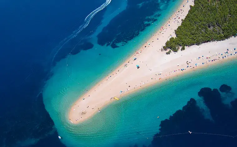 Koe upeat Kroatian saaret - kuvassa Zlatni Rat -rannan upea edusta.