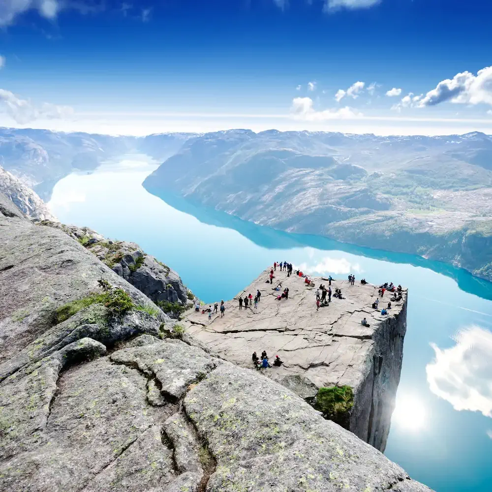 Preikestolen on yksi Norjan vuonojen suosituimpia näköalapaikkoja