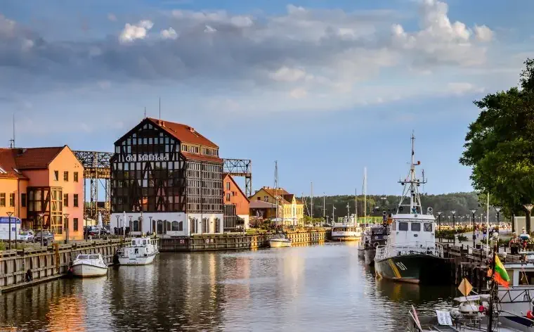 Klaipedan satamakaupunki Liettuassa on hyvä kohde Via Baltican road tripin varrella